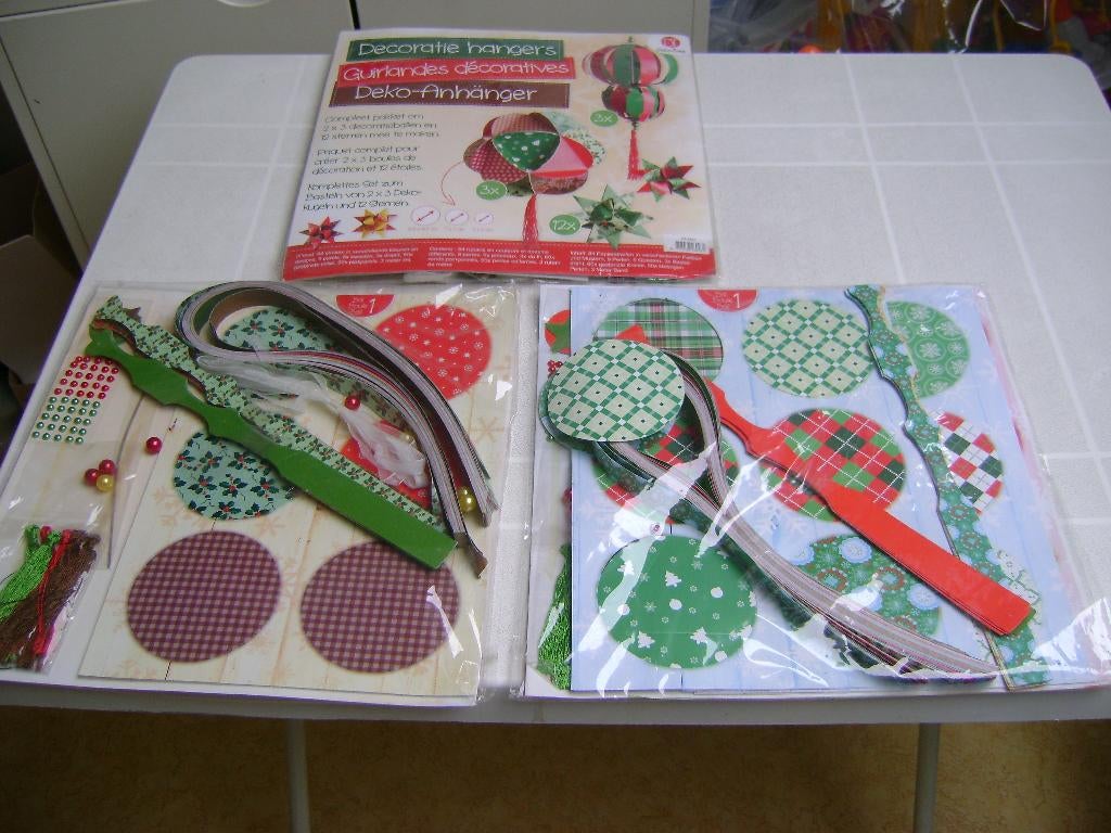 nieuw in verpakking deco hangers 9 kerstballen en 36sterren, Diversen, Kerst, Ophalen of Verzenden, Nieuw