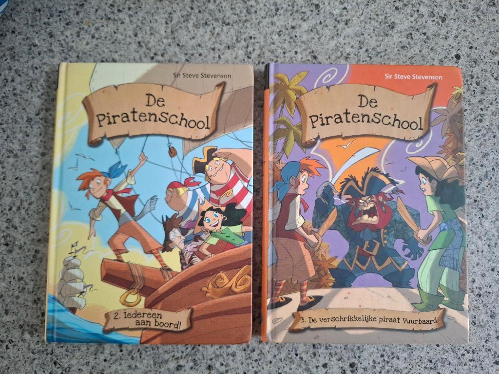 DE PIRATENSCHOOL, 2 STUKS, SIR STEVE STEVENSON, Boeken, Ophalen of Verzenden, Zo goed als nieuw, Fictie algemeen