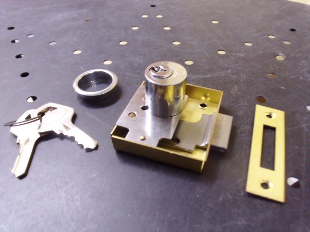 Meubelslot 30 mm met cilinderslot + 2 sleutels NIEUW., Overige typen, Nieuw, Meerkleurig, Metaal