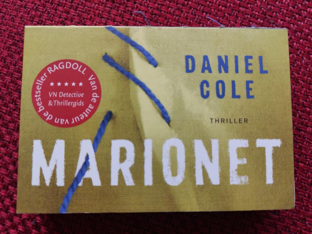 Marionet -Daniel Cole - dwarsligger 555, Ophalen of Verzenden, Zo goed als nieuw, Daniel Cole