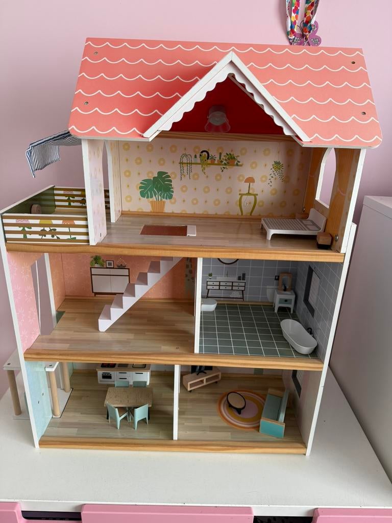 Poppenhuis met meubels en lift, Kinderen en Baby's, Speelgoed | Poppenhuizen, Ophalen, Gebruikt, Poppenhuis
