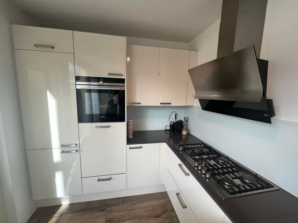 Moderne keuken met vaatwasser, oven, gaskookplaat en afzuigk, Ophalen, Gebruikt, Wit, Hoekkeuken