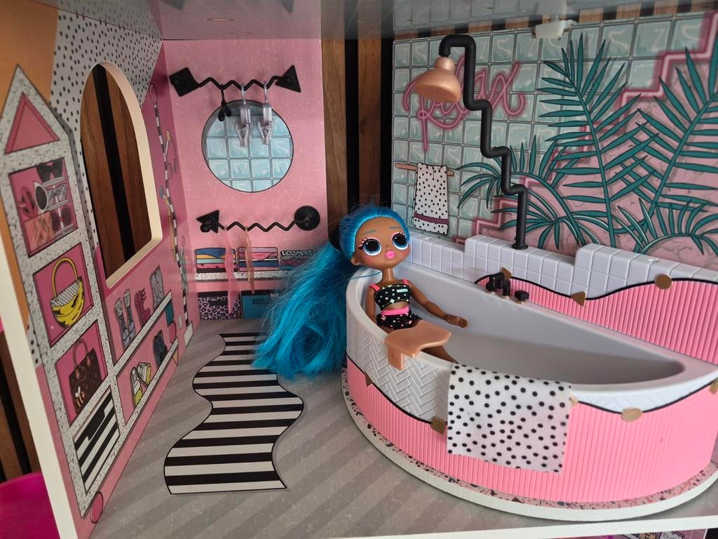 L.O.L. Surprise OMG Poppenhuis 122 cm met poppen en auto, Ophalen, Zo goed als nieuw, Poppenhuis