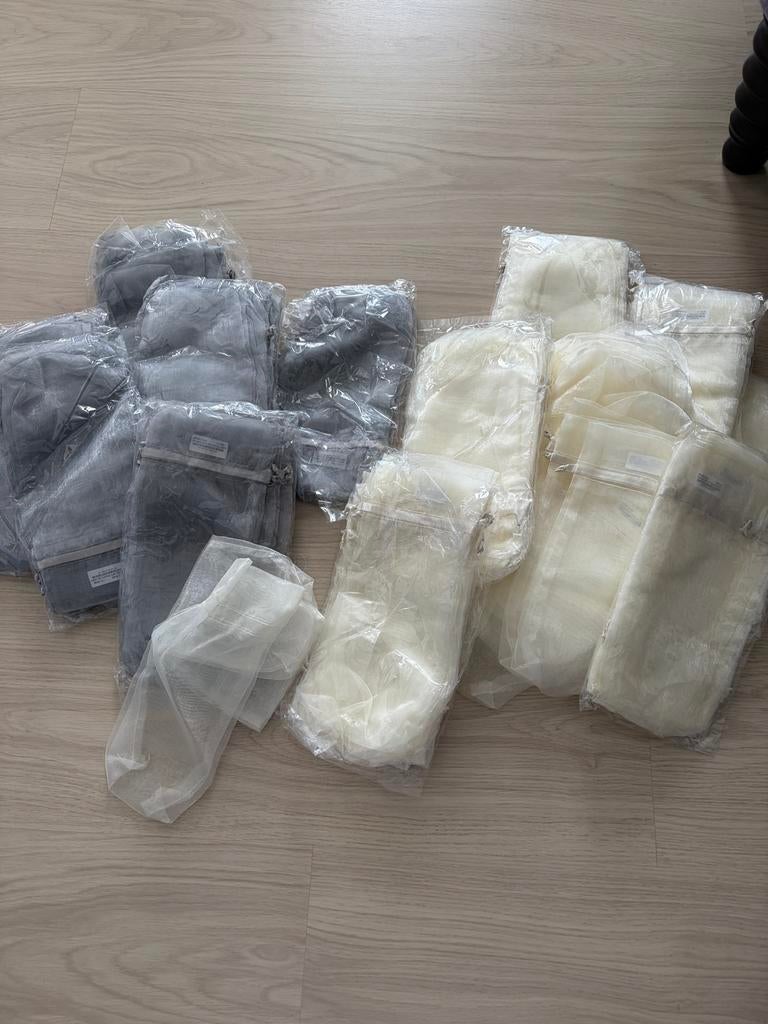 Alles of niets. Organza zakjes - Grijs en Crème - Nieuw, Minder dan 50 cm, Nieuw, Ophalen of Verzenden, Minder dan 100 cm