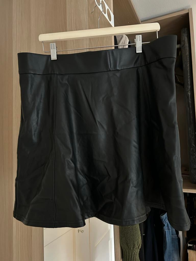 Zwarte wijde lederlook rok, maat 46, Zwart, Maat 46/48 (XL) of groter, Ophalen of Verzenden, Gedragen