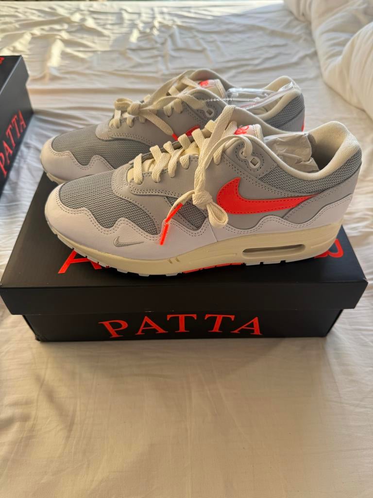 Nike Air Max 1 ‘87 Patta Waves White & Hyper Crimson, Kleding | Heren, Schoenen, Ophalen of Verzenden, Nieuw, Overige kleuren