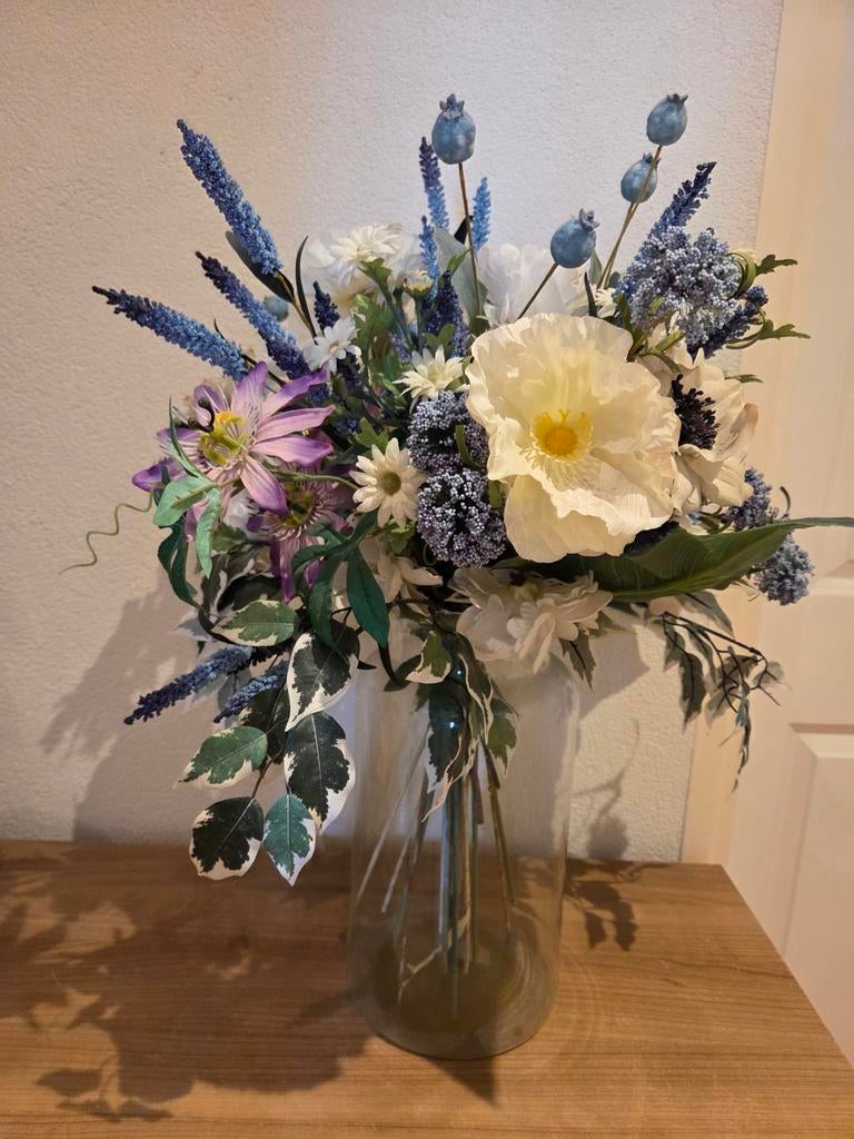 2 vazen met zijden bloemen., Huis en Inrichting, Woonaccessoires | Vazen, Ophalen, Overige kleuren, Minder dan 50 cm, Glas