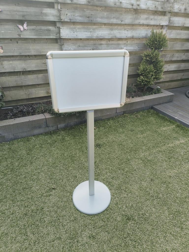 Wegwijzer ringbord op standaard