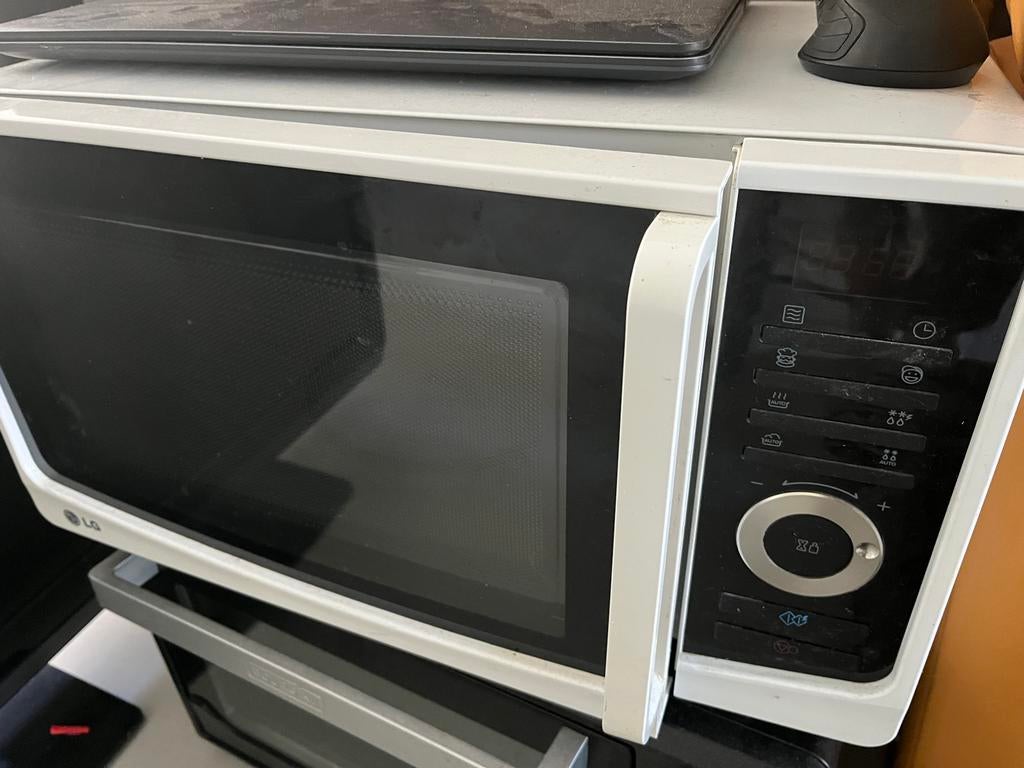 LG Magnetron - Defect (voor onderdelen/reparatie), Witgoed en Apparatuur, Magnetrons, Ophalen, Magnetron, Draaiplateau, Niet werkend