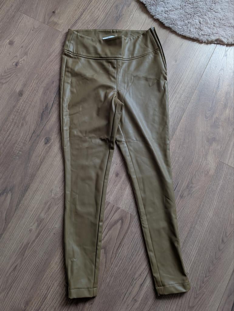 Yaya PU legging broek kaki groen maat 40 met ritsen, Legging, Maat 40/42 (M), Ophalen of Verzenden, Yaya
