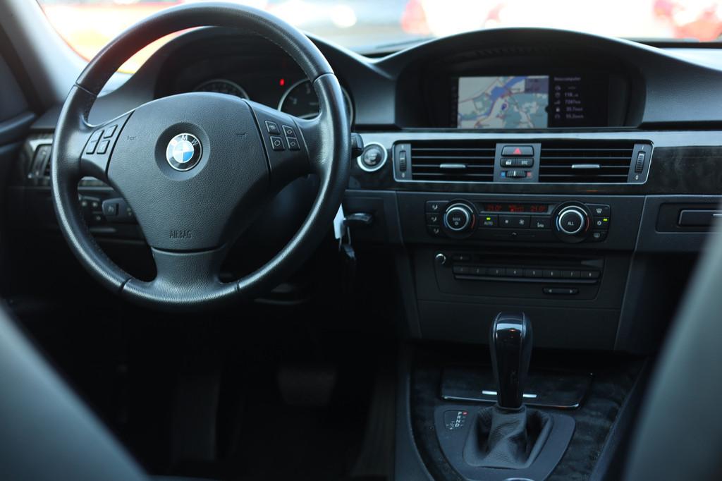 BMW 3 Serie 318i AUTOMAAT | NAVI | LEDER | NAP | TREKHAAK, Automaat, Euro 5, Zwart, Sedan