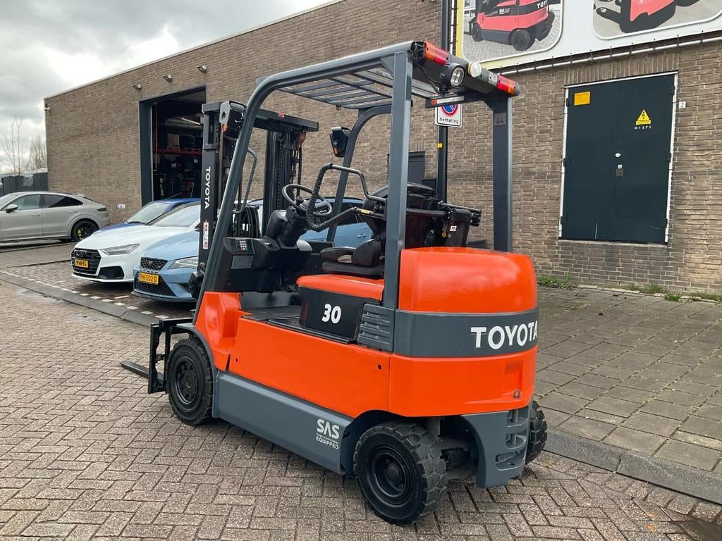 Toyota 7FBMF30 3000G 4.30METER HEFTRUCK (bj 2012), Zakelijke goederen, Machines en Bouw | Heftrucks en Intern transport, Heftruck