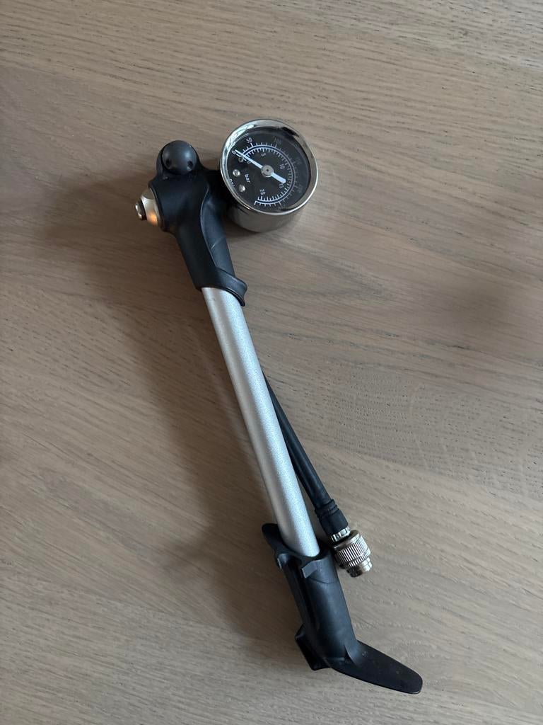 Pomp voor vering MTB demper voor/achter, Ophalen of Verzenden, Drukmeter, Gebruikt