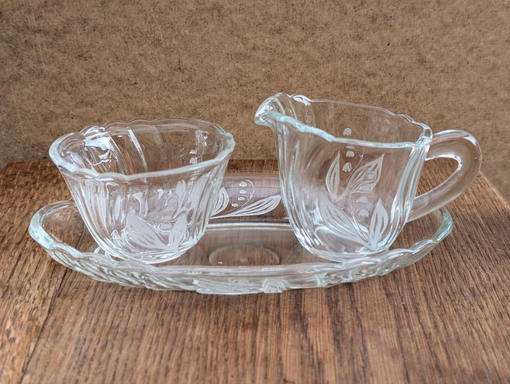 Glazen melkkan en suikerpot op een schaal, Antiek en Kunst, Antiek | Glas en Kristal, Ophalen of Verzenden