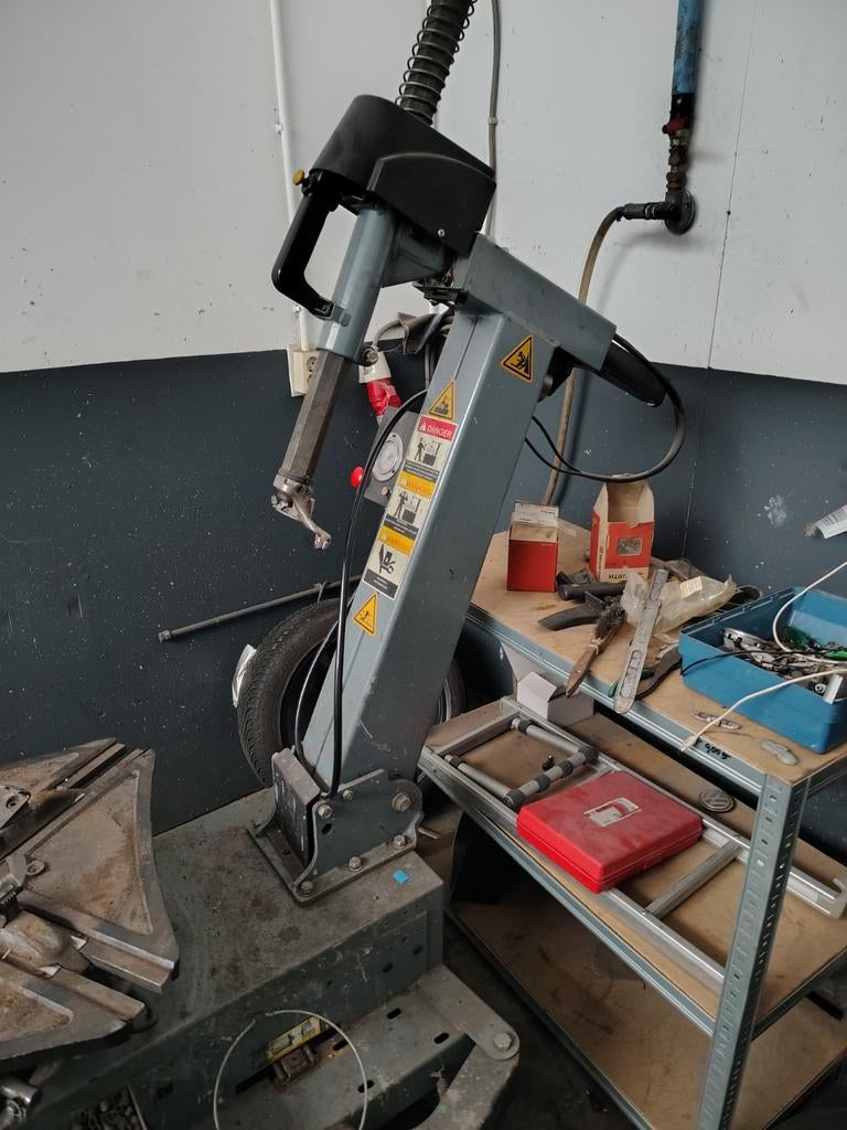 Banden demontage apparatuur balanceren, Ophalen, Zo goed als nieuw, 1200 watt of meer, 70 mm of meer