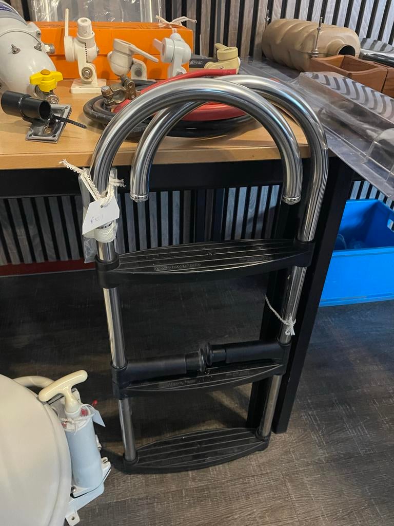 RVS Zwemtrap met kunststof treden en ophangplaatjes, Ophalen of Verzenden, Gebruikt, Overige typen