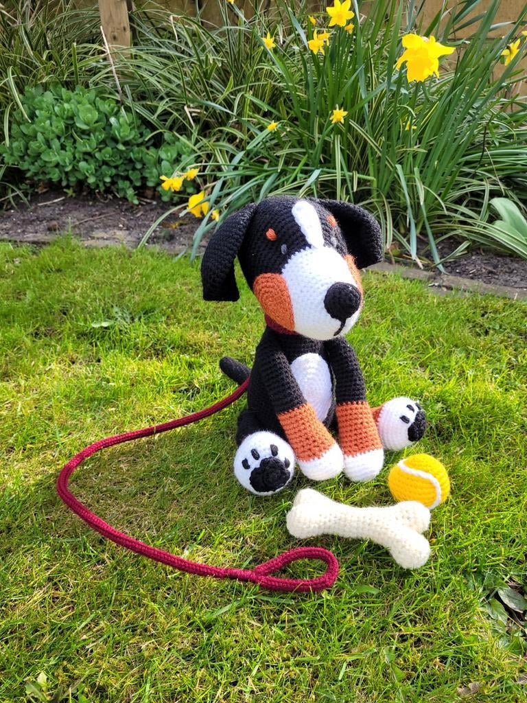 Gehaakte Berner Sennenhond knuffel met accessoires, Overige materialen, Overige typen, Nieuw, Ophalen of Verzenden