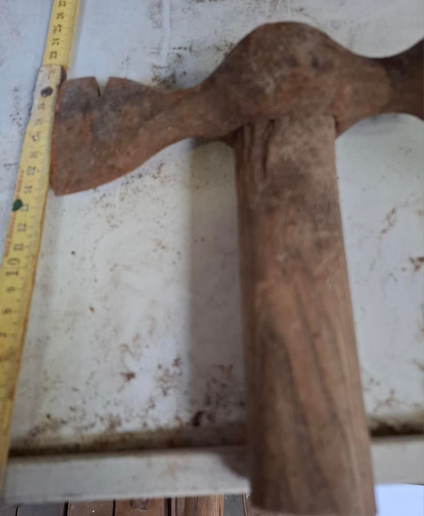 Oude roestige bijl met houten steel, Ophalen, Gebruikt