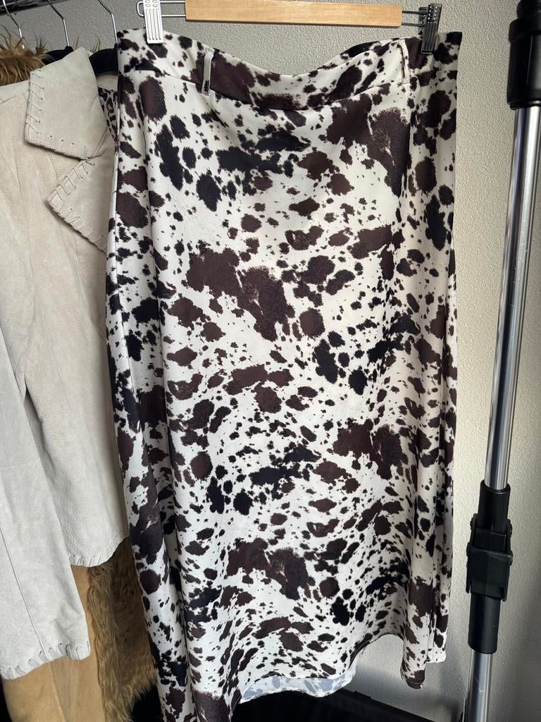 Zara lange losvallende rok met koeien print, Kleding | Dames, Wit, Zara, Maat 42/44 (L), Ophalen of Verzenden