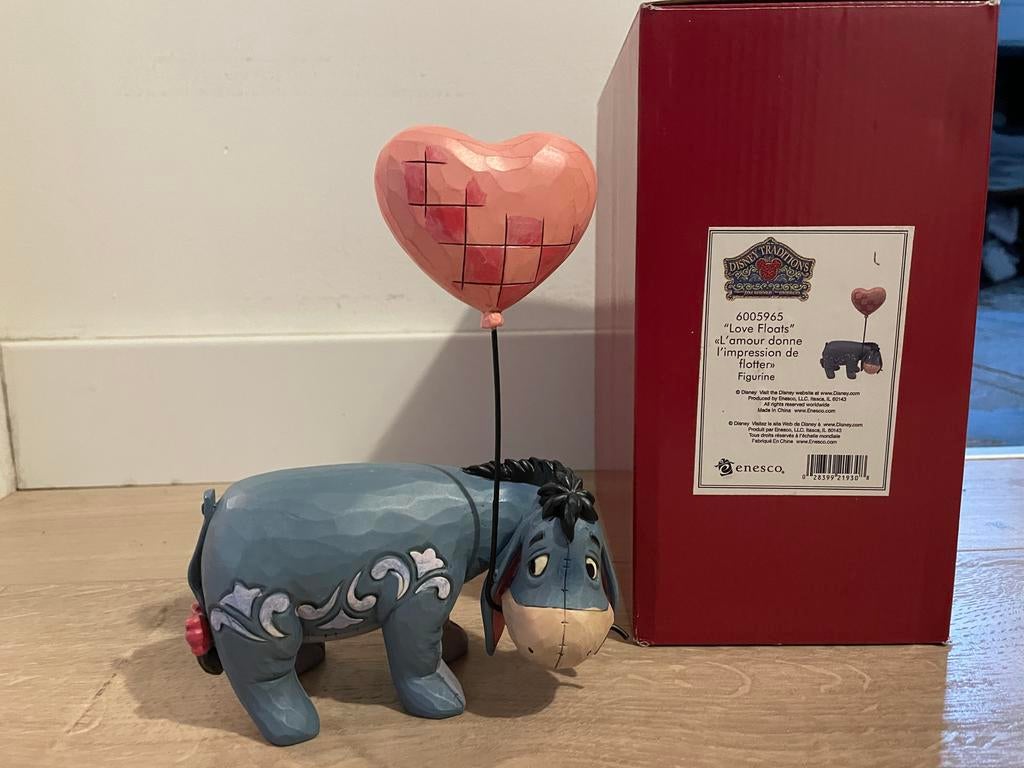 Disney Traditions Jim Shore eeyore met hartjesballon, Ophalen of Verzenden, Winnie de Poeh of vrienden, Zo goed als nieuw, Beeldje of Figuurtje
