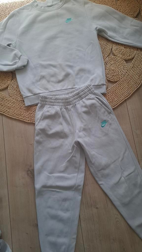 Nike pak trui kindermaat XL en broek kindermaat L, Ophalen of Verzenden, Zo goed als nieuw, Maat 152
