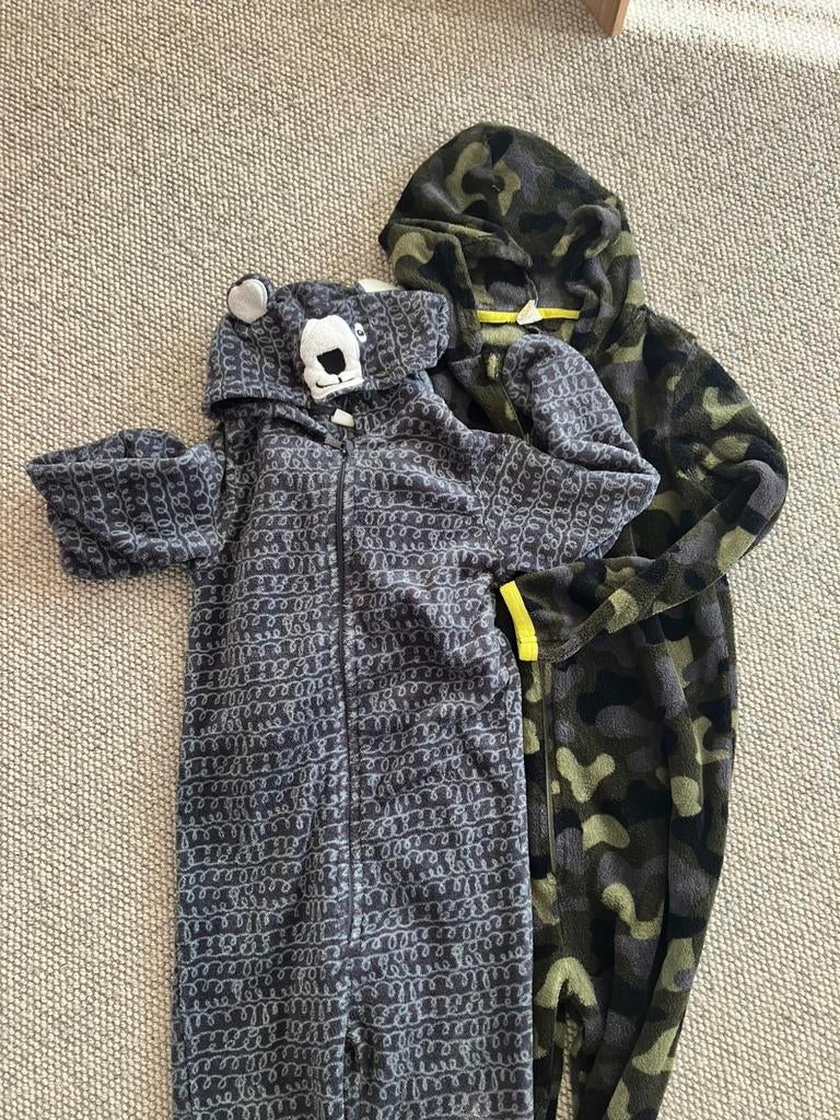 2x onesie mt 134/140 (links) en 146/152 (rechts), Kinderen en Baby's, Kinderkleding | Overige, Ophalen of Verzenden, Zo goed als nieuw