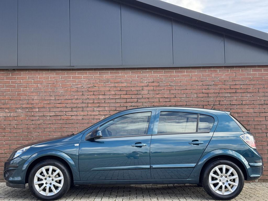 Opel Astra 1.8 TEMPTATION | NL-AUTO! | AIRCO! | TREKHAAK!, Auto's, Gebruikt, Zwart, 1796 cc, Origineel Nederlands