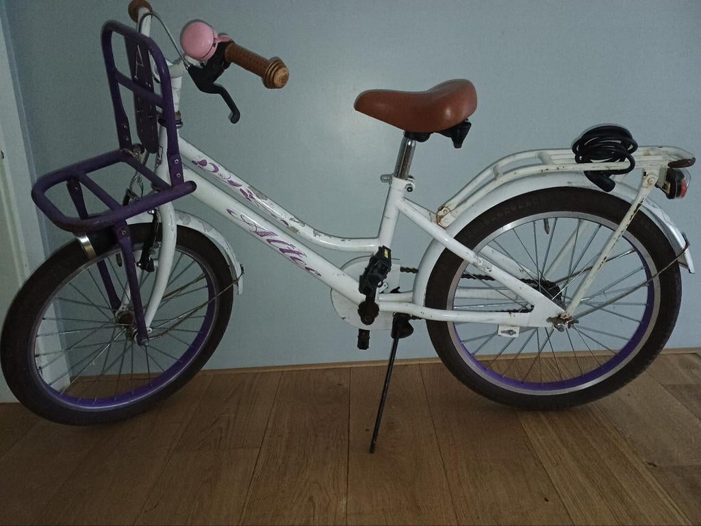 Witte kinderfiets met paarse accenten en mandje, Ophalen, Gebruikt, 20 inch of meer, Onbekend