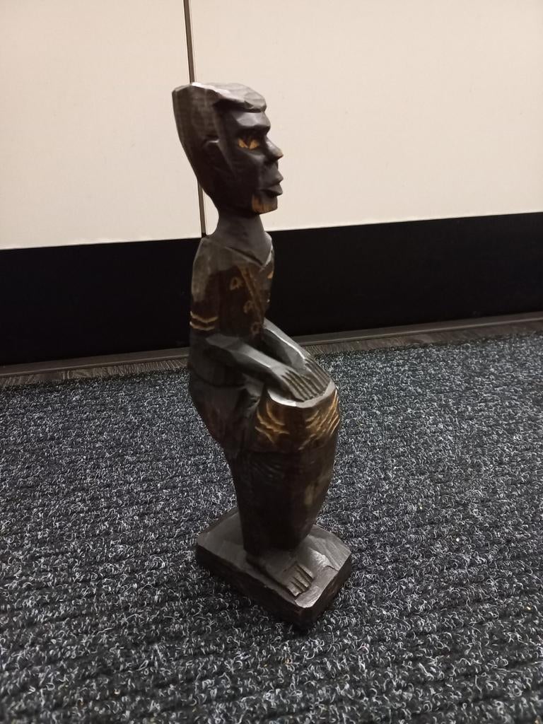 Houten beeldje van een zittende man met trommel, Ophalen of Verzenden