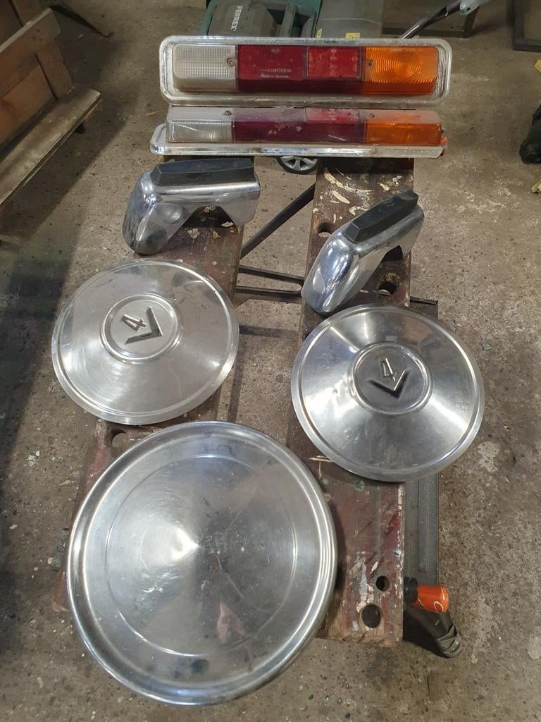 Oldtimer onderdelen Ford 15M - Achterlichten en wieldoppen, Auto-onderdelen, Ophalen of Verzenden, Gebruikt, Ford