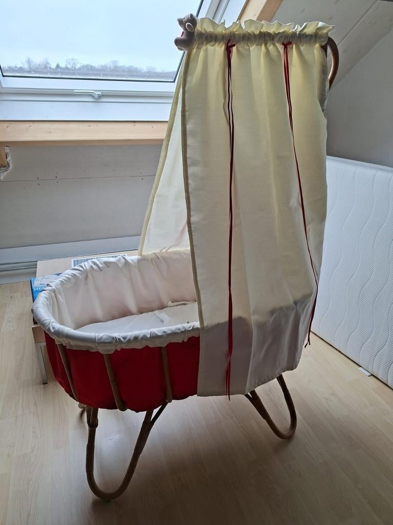 Rotan baby wiegje rood wit, Kinderen en Baby's, Ophalen, Zo goed als nieuw, Wieg