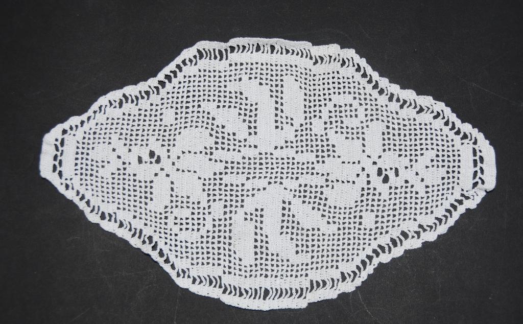 Brocante gehaakt ovaal kleedje kleed met bloemen patroon, Antiek en Kunst, Antiek | Kleden en Textiel, Ophalen of Verzenden