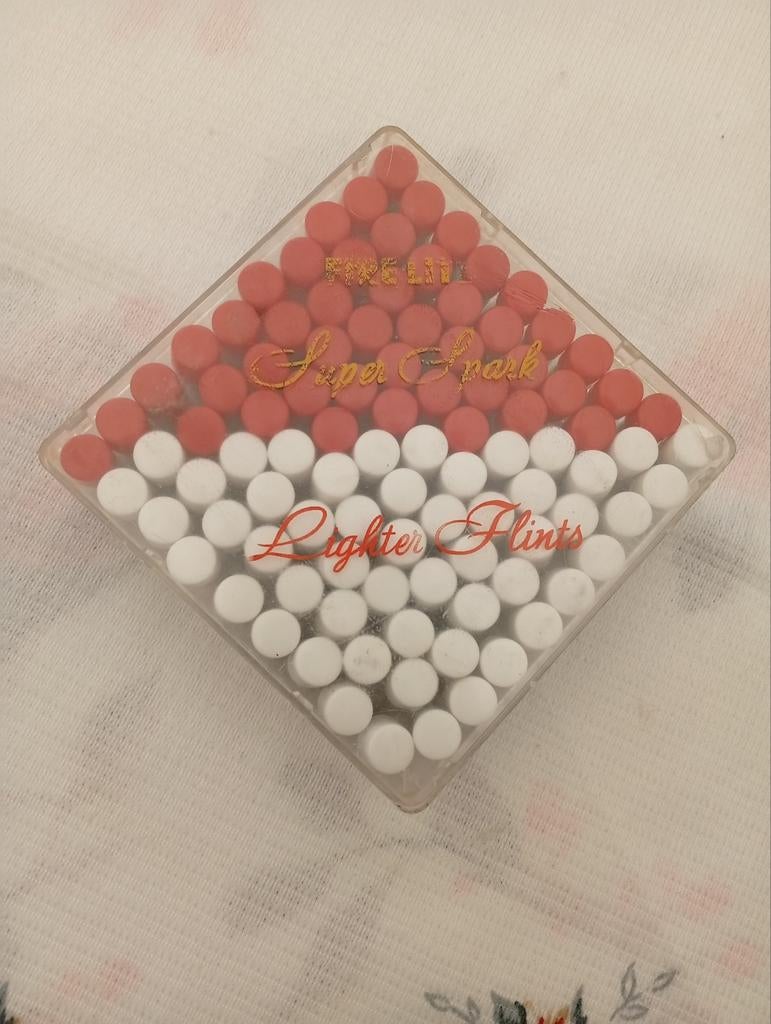 Vuursteendjes 100 staafjes x
10 stuks perstaafje nieuw, Ophalen of Verzenden, Nieuw, Overige typen