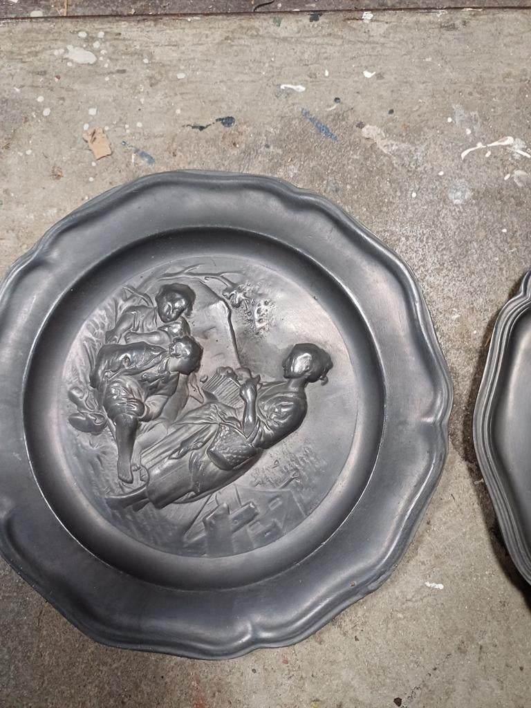 Tinnen Borden met Reliëf, Antiek en Kunst, Antiek | Tin, Ophalen of Verzenden