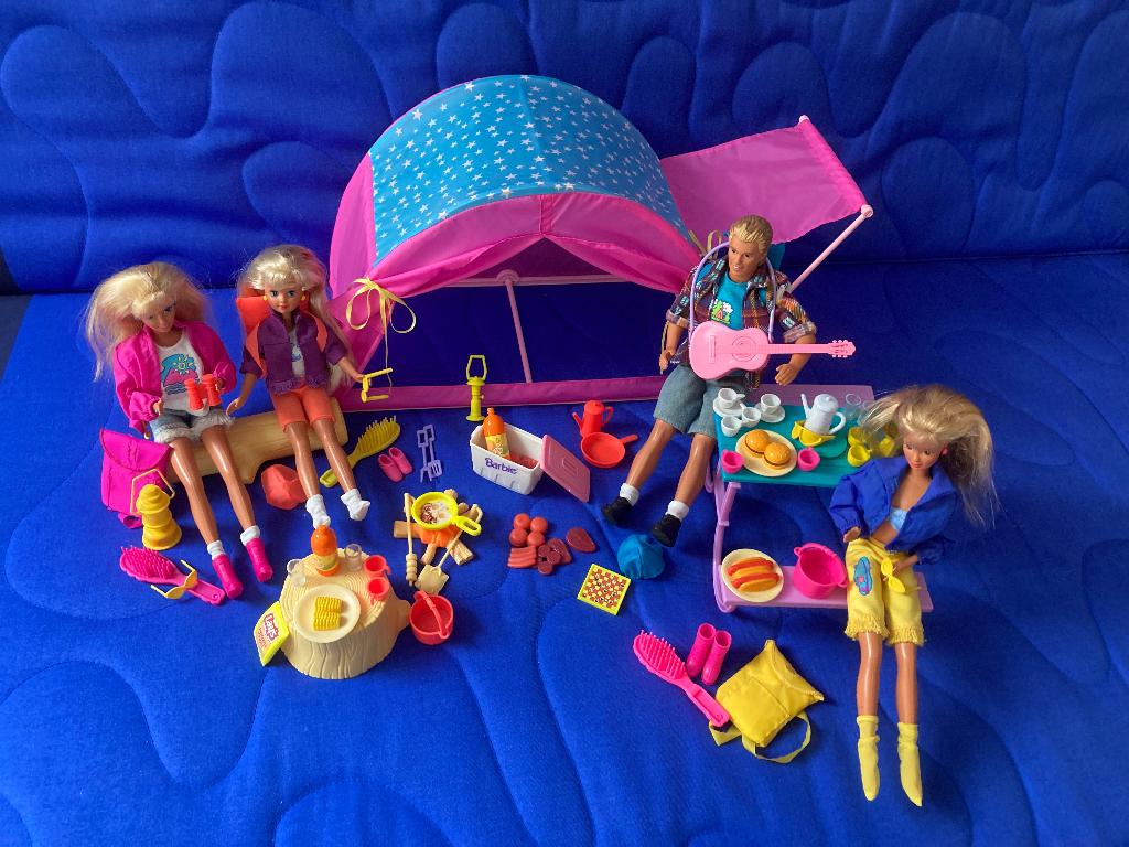 Barbie: kamperen tent + 4 poppen 1993-1994, Ophalen of Verzenden, Zo goed als nieuw, Barbie