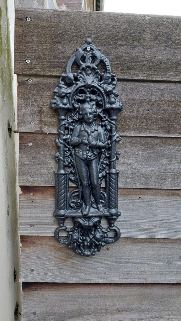Gietijzeren ornament Jongeling met duif, Tuin en Terras, Tuinbeelden, Zo goed als nieuw, Mensenbeeld, Metaal, Ophalen of Verzenden