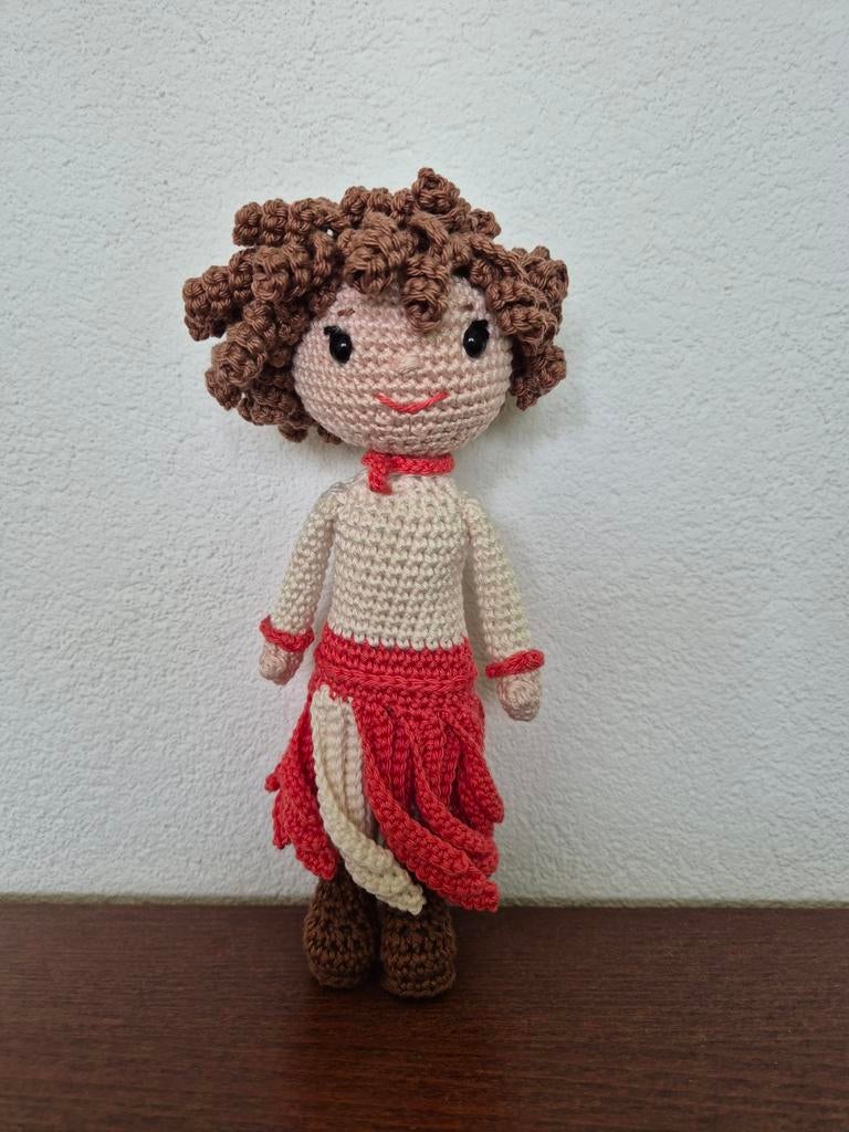 Gehaakte pop met rode rok, Ophalen of Verzenden, Nieuw, Overige typen