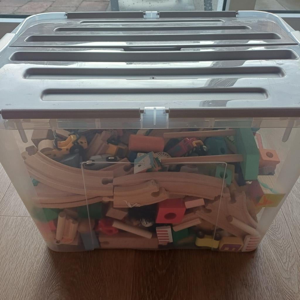 Grote bak met houten speelgoed, Ophalen