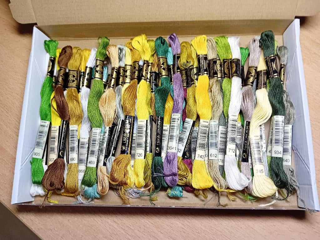 40 verschillende strengen DMC Mouline borduurgaren (03)., Verzenden, Nieuw, Handborduren, Borduurgaren of Zijde