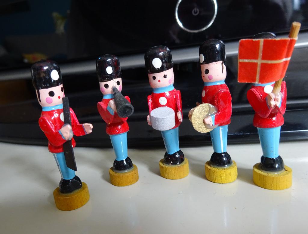 Ertsgebergte: 5 houten Deense garde soldaatjes, Ophalen of Verzenden, Zo goed als nieuw