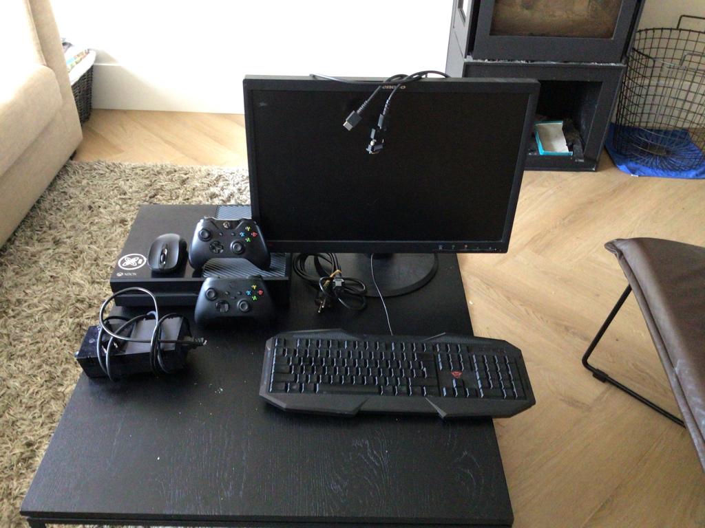 Xbox serie one, Spelcomputers en Games, Spelcomputers | Xbox One, Zo goed als nieuw, Xbox One, 500 GB, Met 2 controllers, Met games