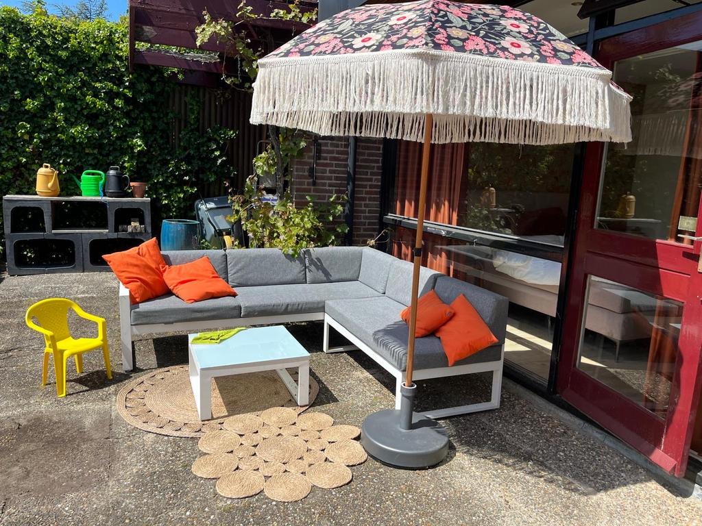 Wit metalen hoek loungeset met grijze kussens, Tuin en Terras, Tuinsets en Loungesets, 5 zitplaatsen, Gebruikt, Aluminium, Ophalen of Verzenden