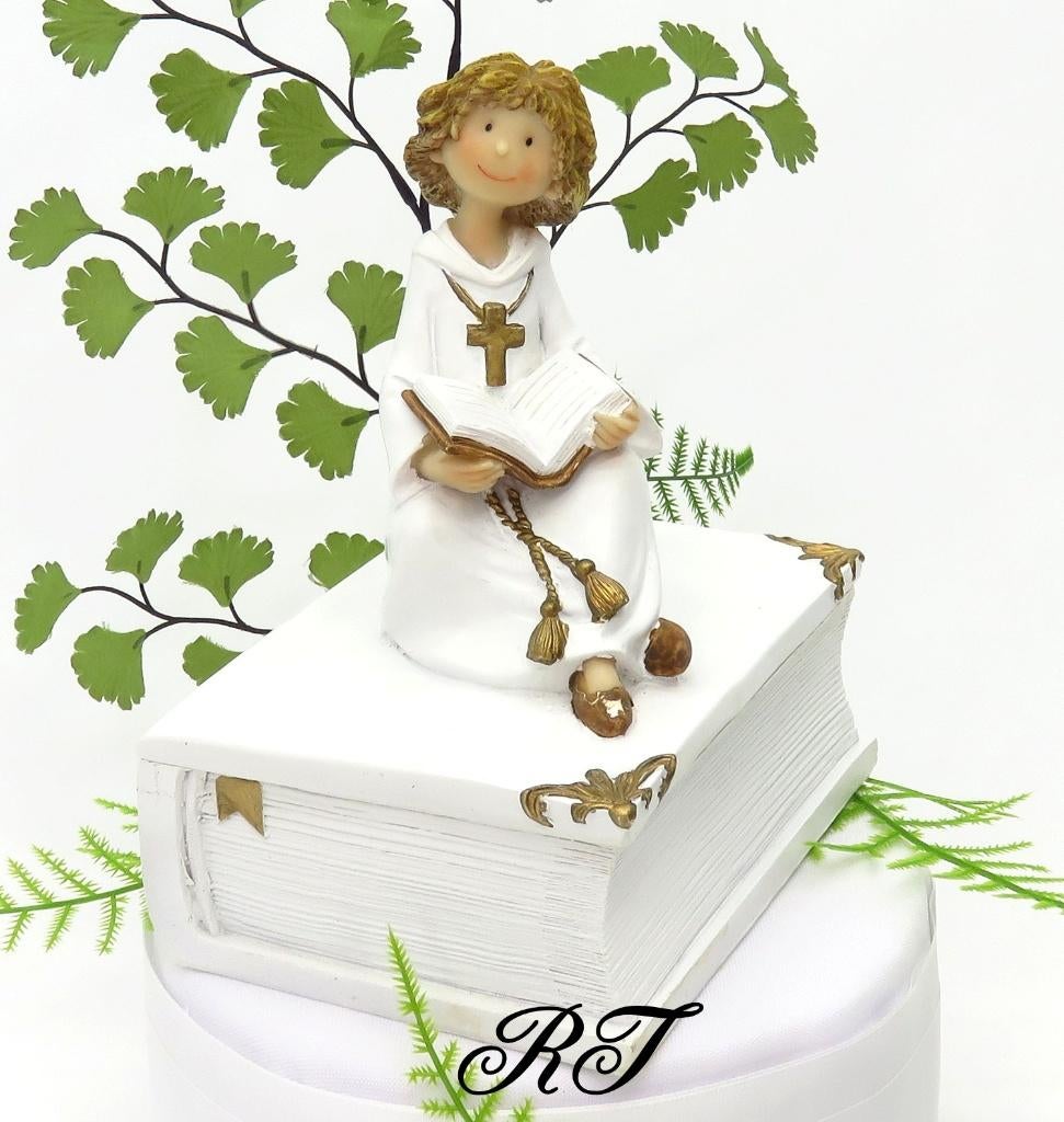 Mooie communie beeldje kindje zit op een witte bijbel., Ophalen of Verzenden, Nieuw, Versiering, Overige