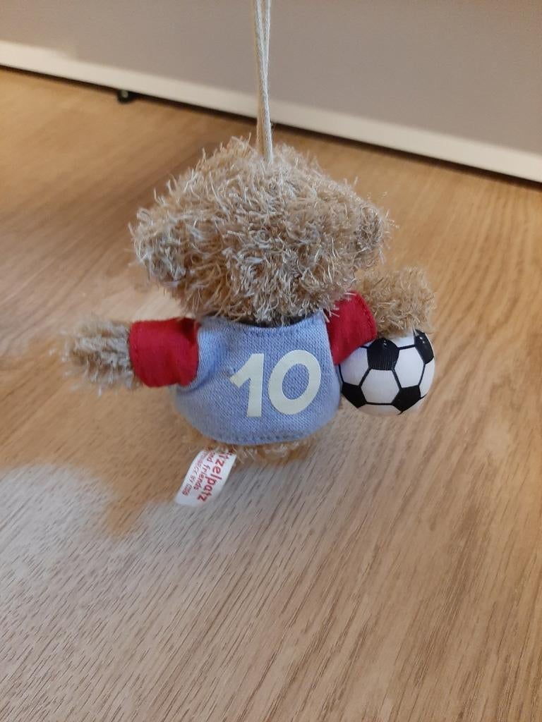 Voetballer knuffeltje beer voetbal, Ophalen of Verzenden, Stoffen beer, Overige merken