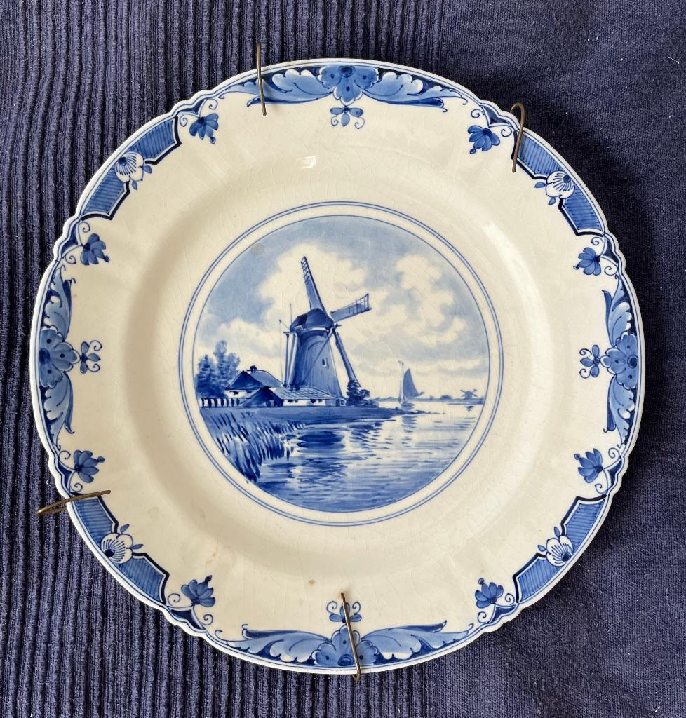 Delfts blauw wandbord met motief van Hollandse molen., Antiek en Kunst, Ophalen of Verzenden