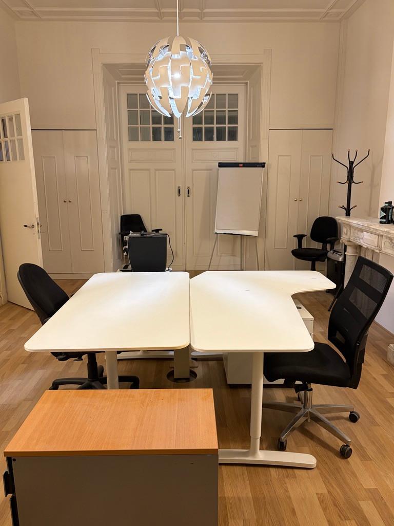 2 Witte hoekbureaus met twee bureaustoelen, Ophalen, Gebruikt, Hout, IKEA