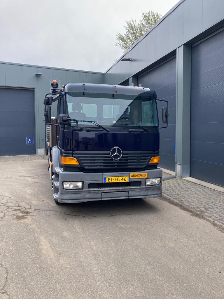 Mooie Mercedes Atego 1823 oprijwagen - machinetransporter, Euro 2, Achterwielaandrijving, Blauw, Leder en Stof