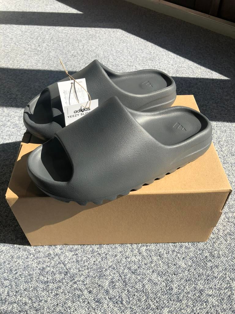 Yeezy slide Granit (42), Kleding | Heren, Schoenen, Ophalen of Verzenden, Zo goed als nieuw