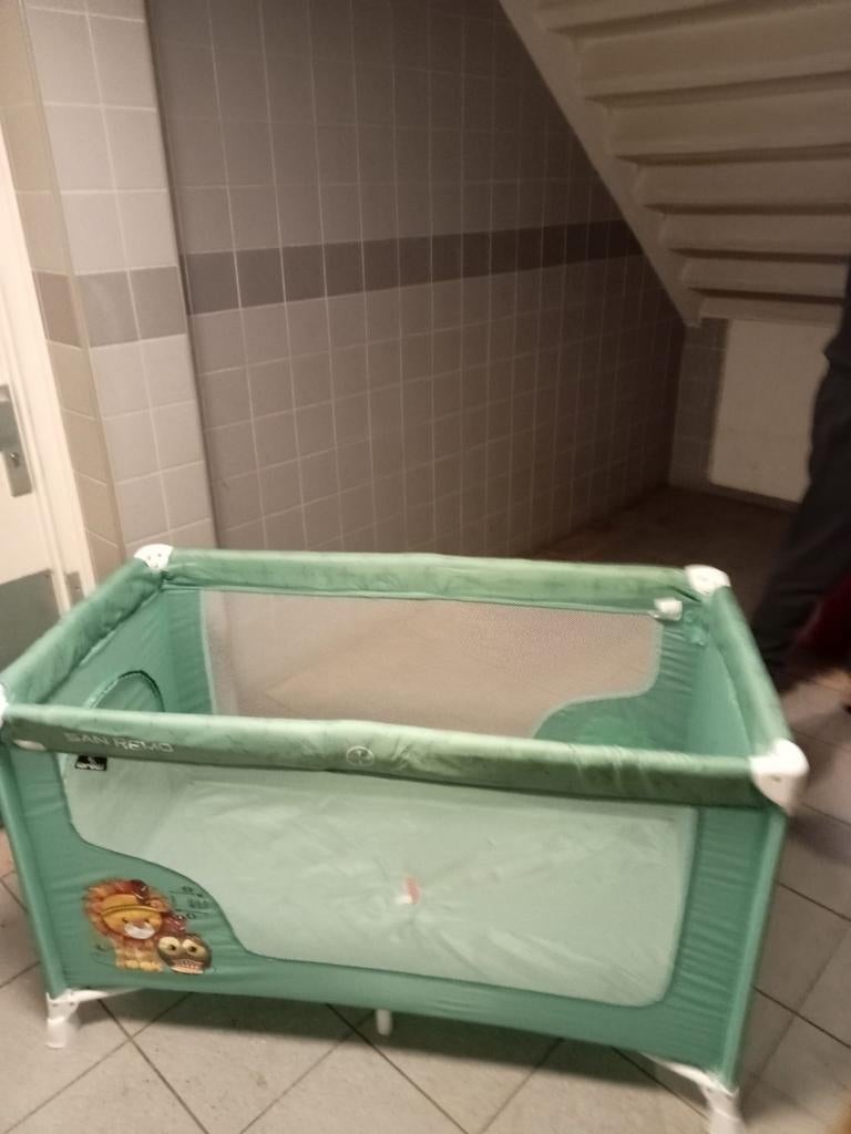 Lichtgroen campingbedje + matrasje, Kinderen en Baby's, Babywiegjes en Ledikanten, Zo goed als nieuw, Reisbedje, Ophalen