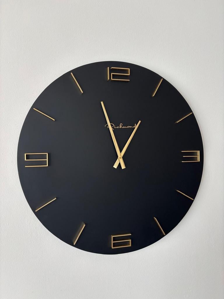 Richmond Interiors Wandklok Byram Zwart/Goud - Nieuwstaat, Huis en Inrichting, Woonaccessoires | Klokken, Zo goed als nieuw, Wandklok